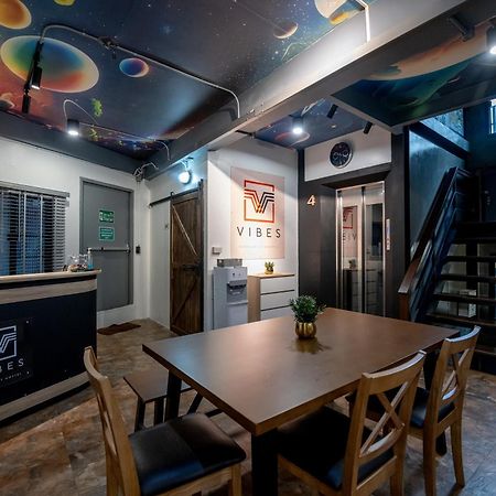 Vibes Hostel Банкок Екстериор снимка