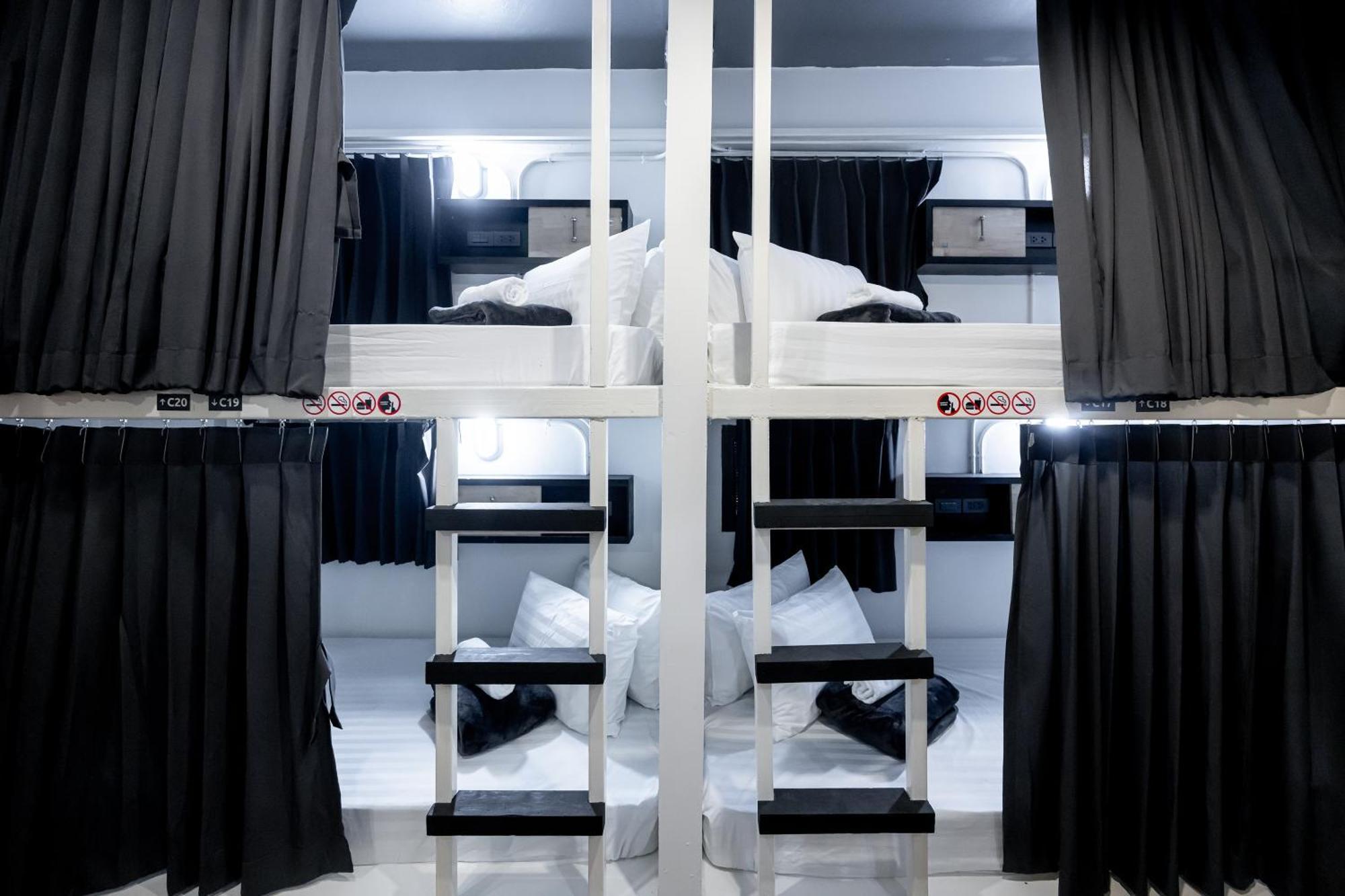 Vibes Hostel Банкок Екстериор снимка