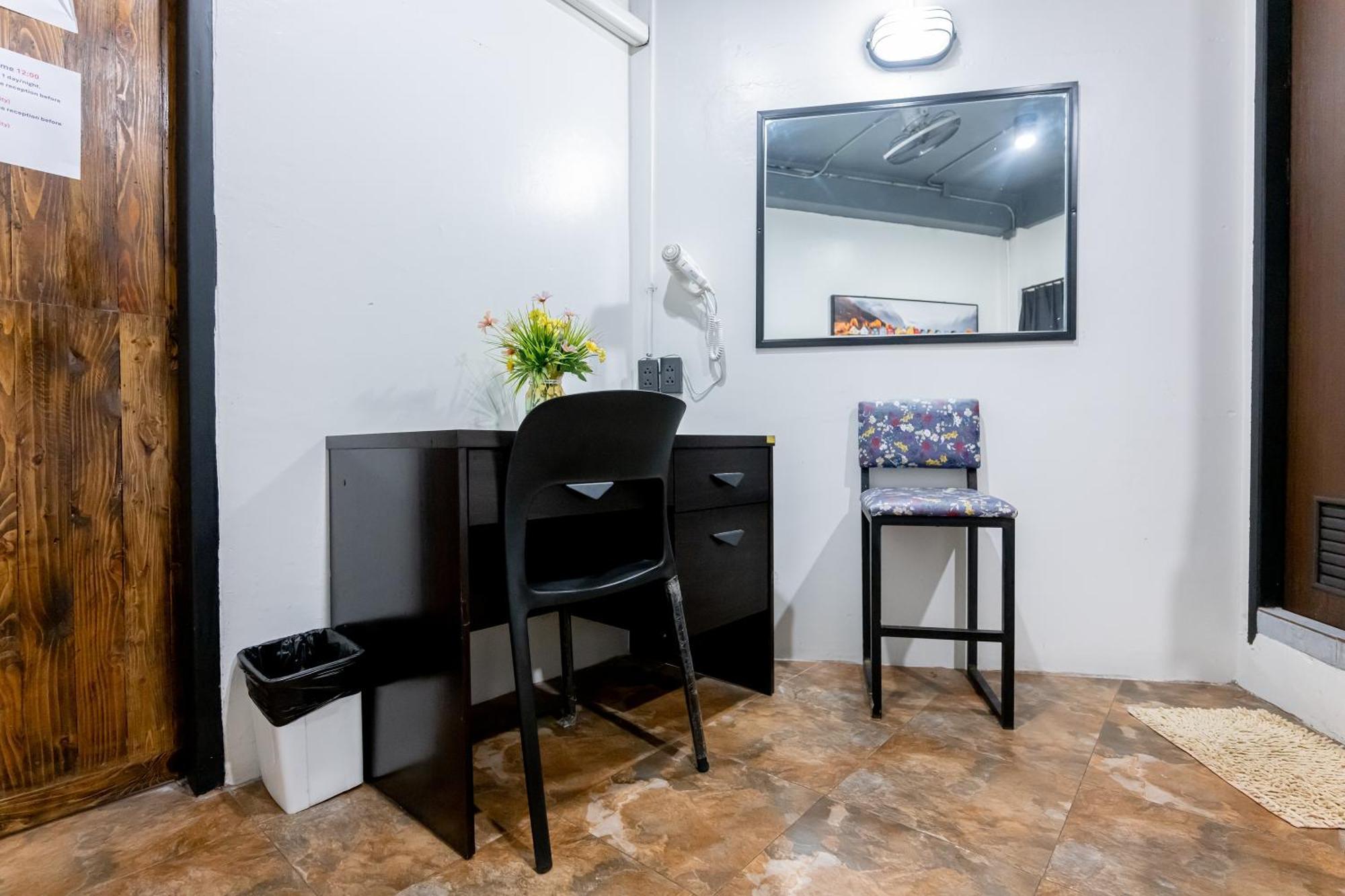 Vibes Hostel Банкок Екстериор снимка