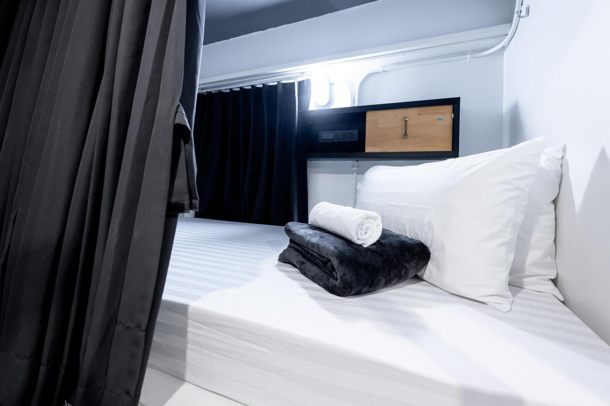 Vibes Hostel Банкок Екстериор снимка