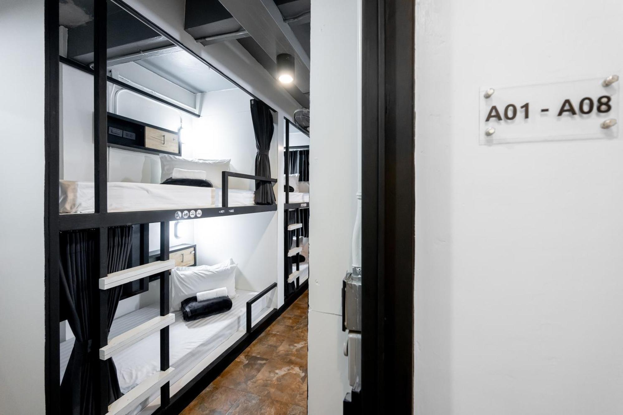 Vibes Hostel Банкок Екстериор снимка