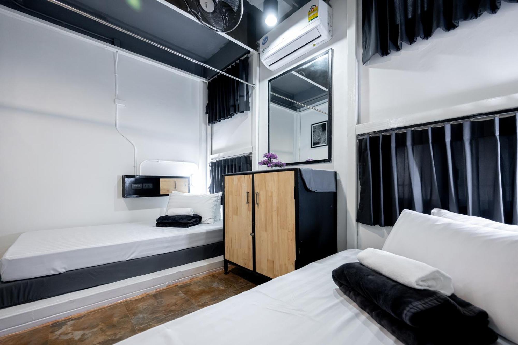 Vibes Hostel Банкок Екстериор снимка