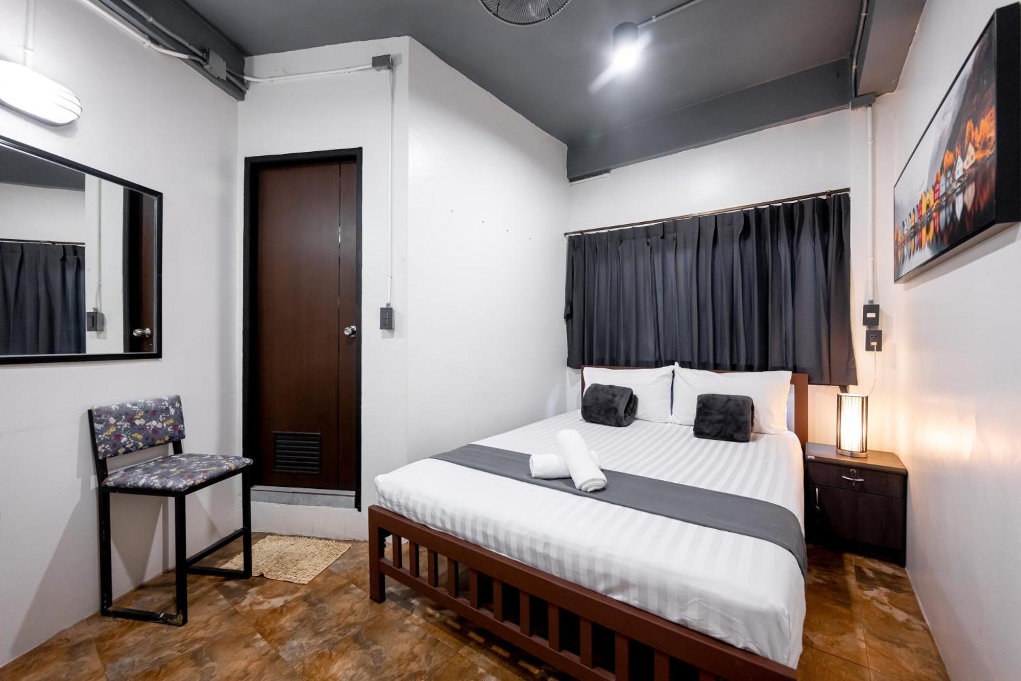 Vibes Hostel Банкок Екстериор снимка