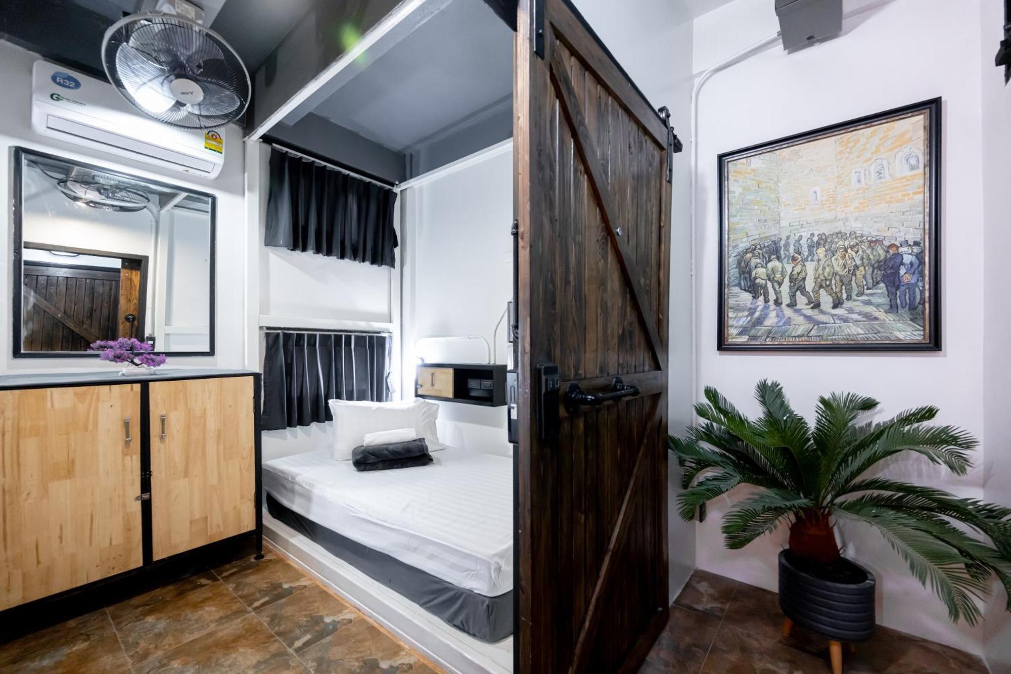 Vibes Hostel Банкок Екстериор снимка