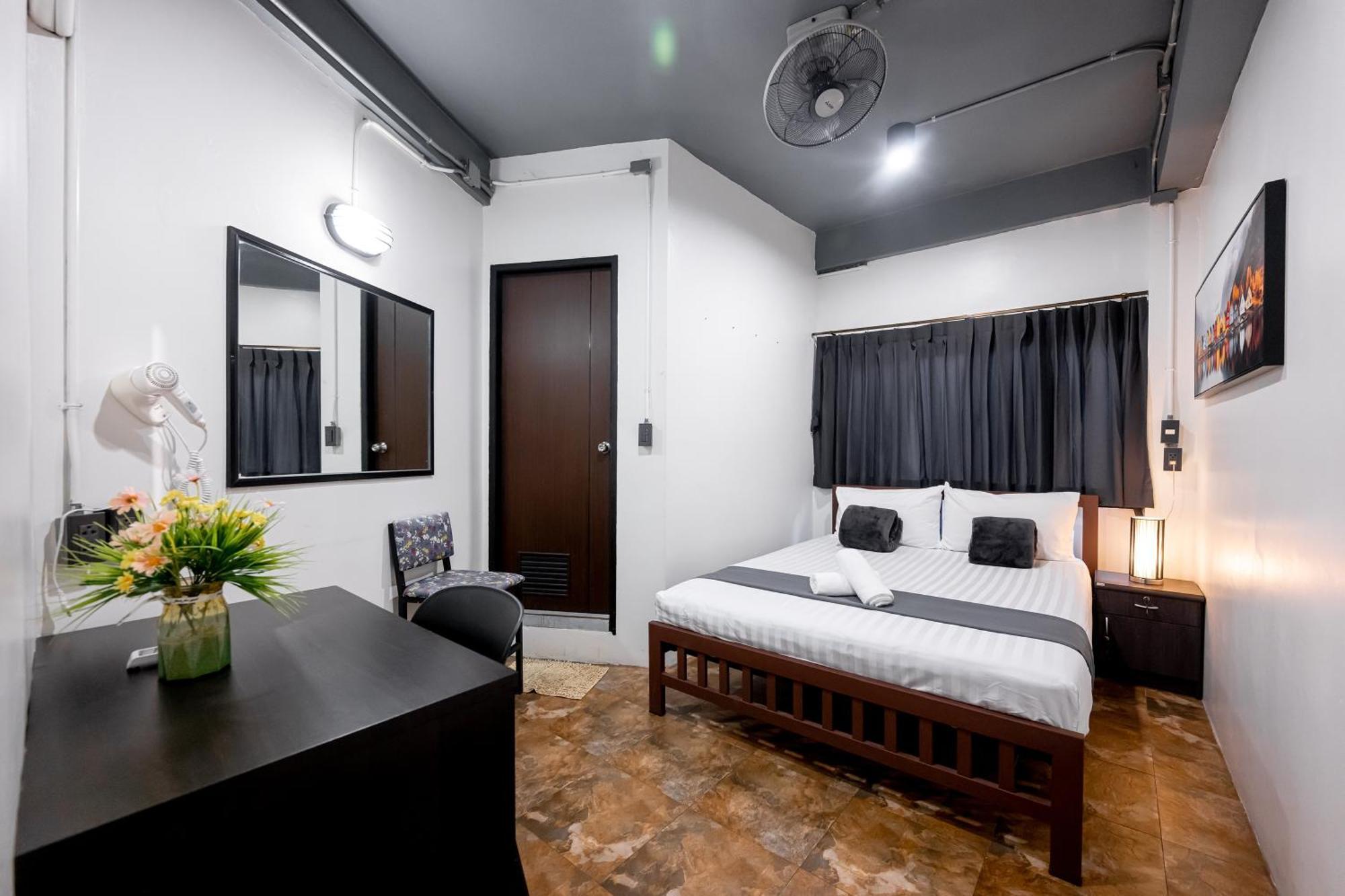 Vibes Hostel Банкок Екстериор снимка