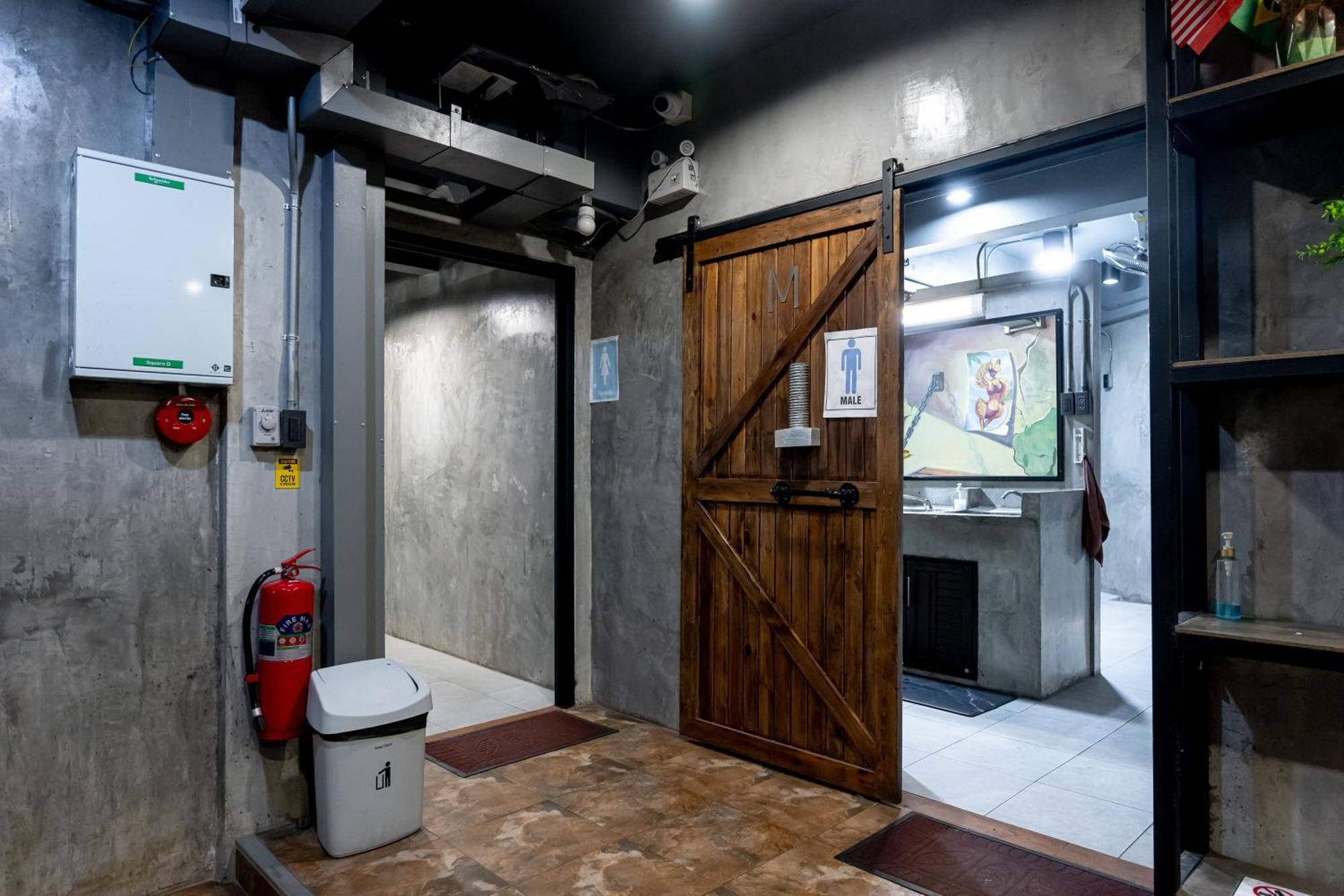 Vibes Hostel Банкок Екстериор снимка