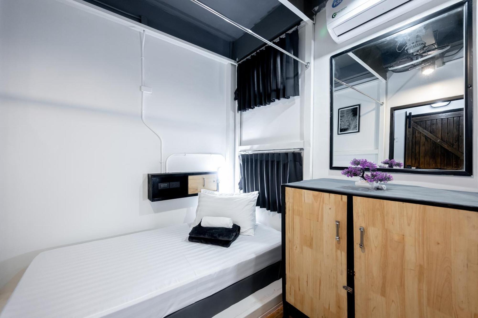 Vibes Hostel Банкок Екстериор снимка