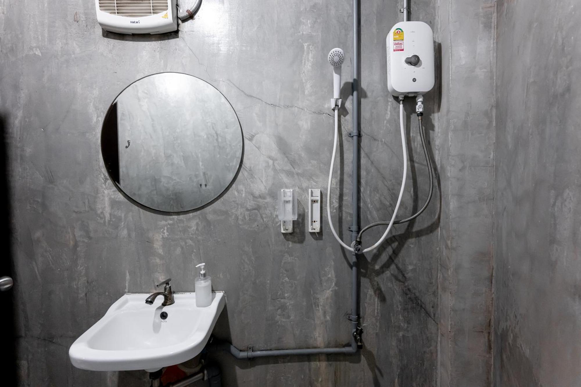 Vibes Hostel Банкок Екстериор снимка