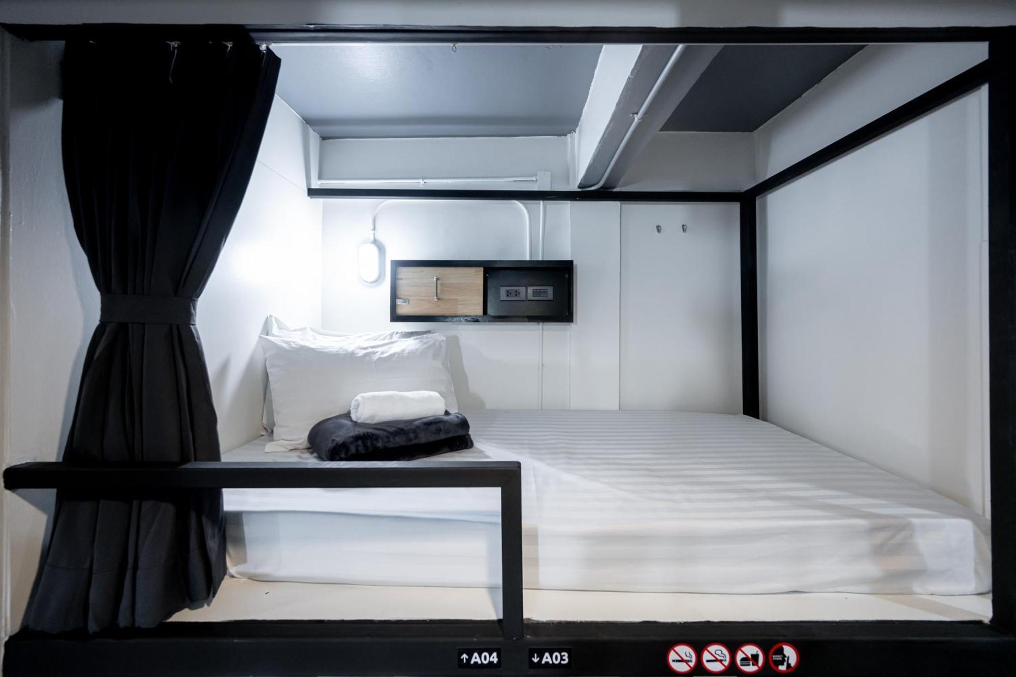 Vibes Hostel Банкок Екстериор снимка