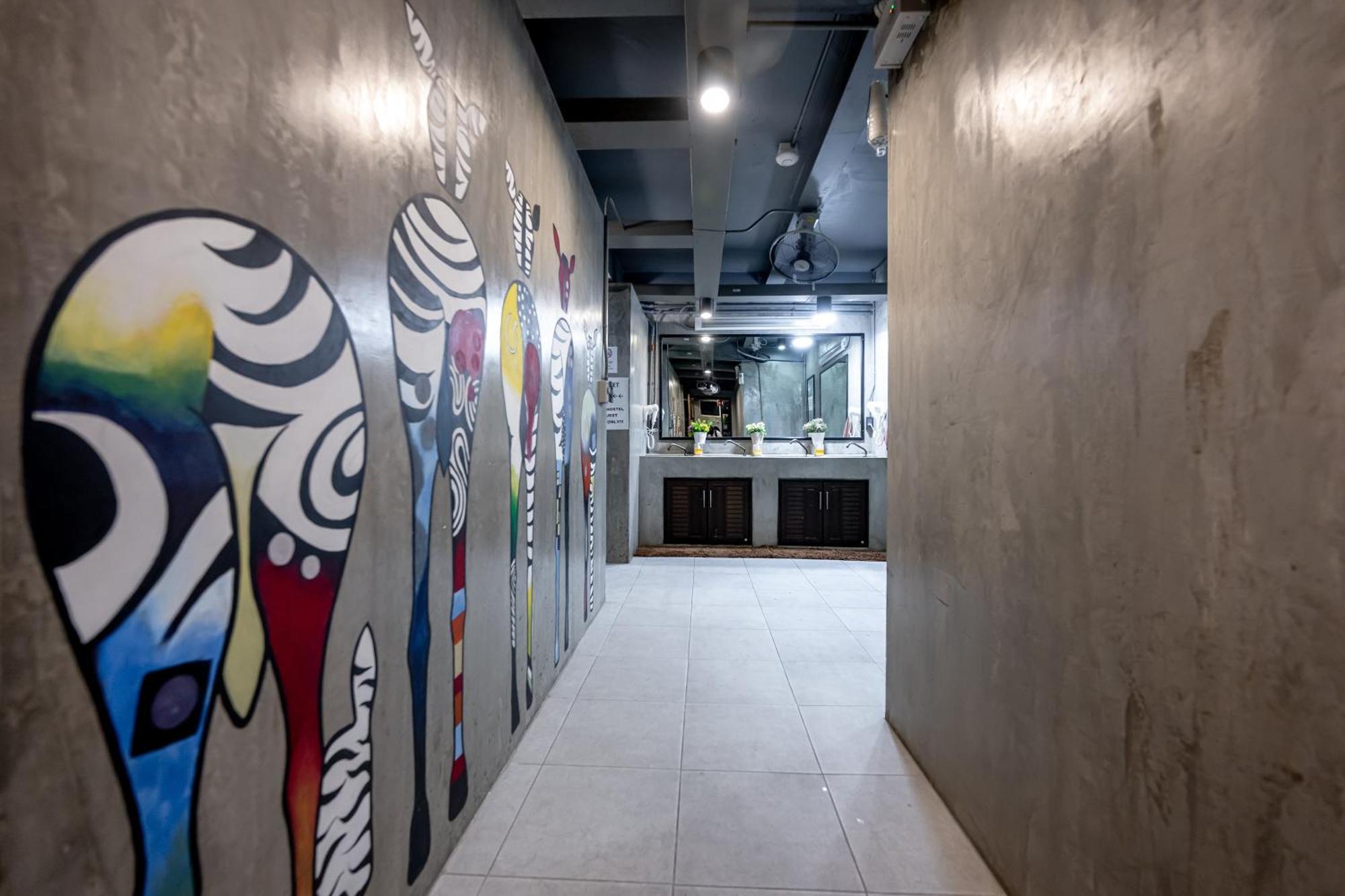 Vibes Hostel Банкок Екстериор снимка