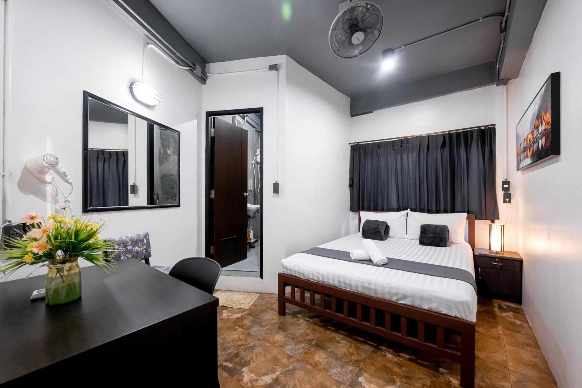 Vibes Hostel Банкок Екстериор снимка