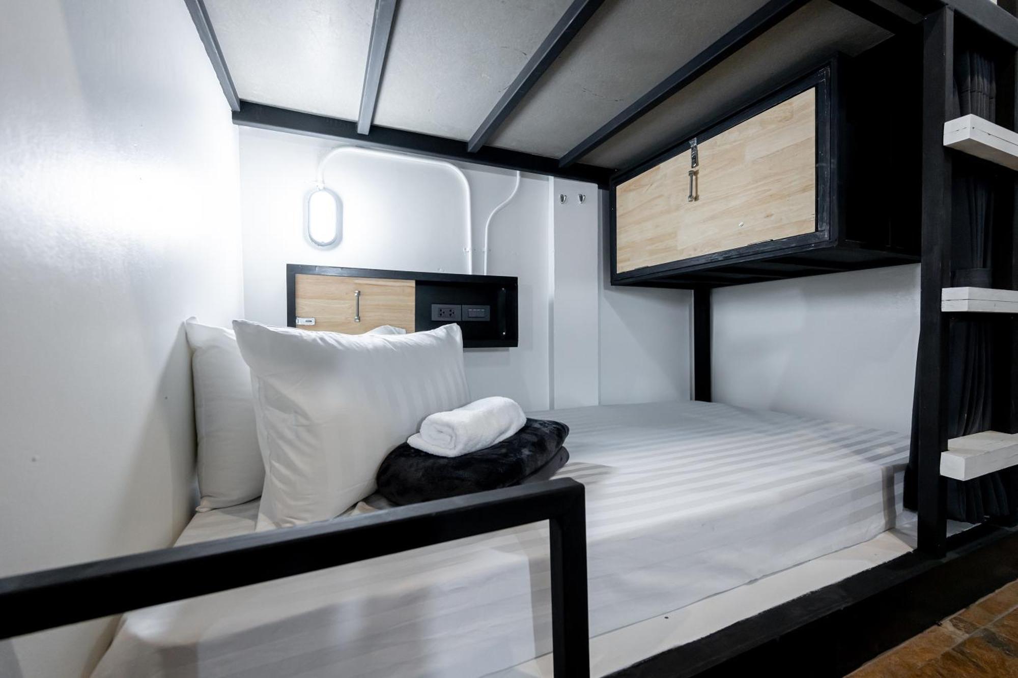 Vibes Hostel Банкок Екстериор снимка