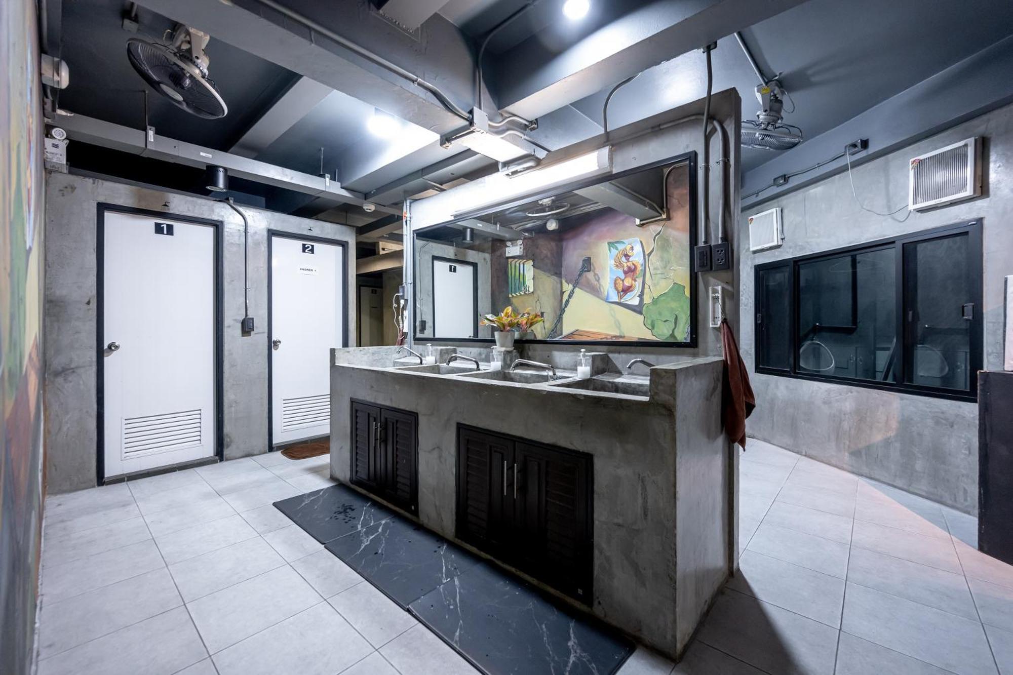 Vibes Hostel Банкок Екстериор снимка