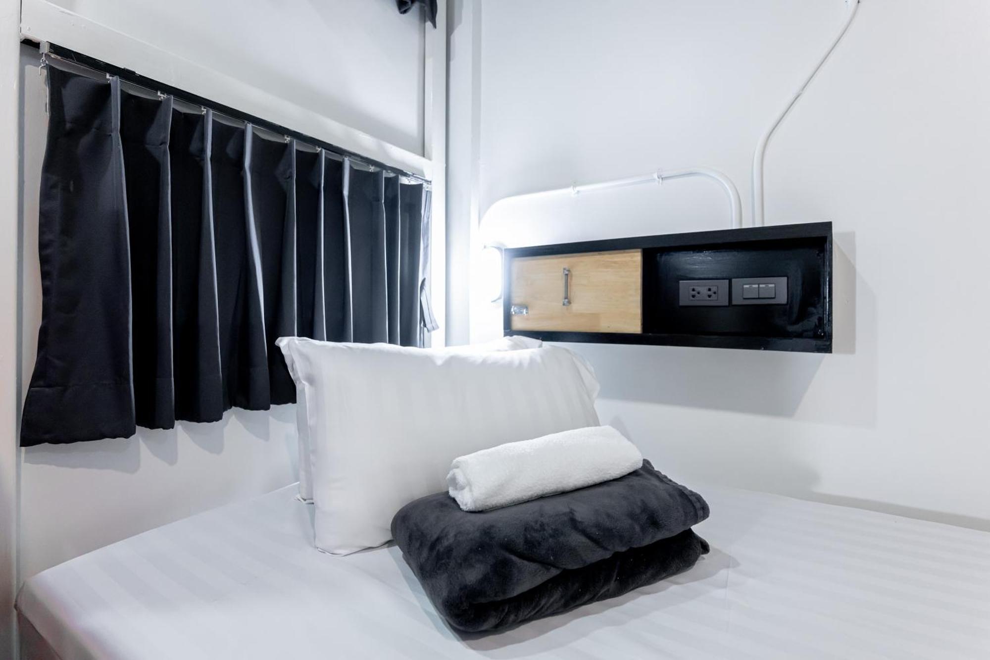 Vibes Hostel Банкок Екстериор снимка