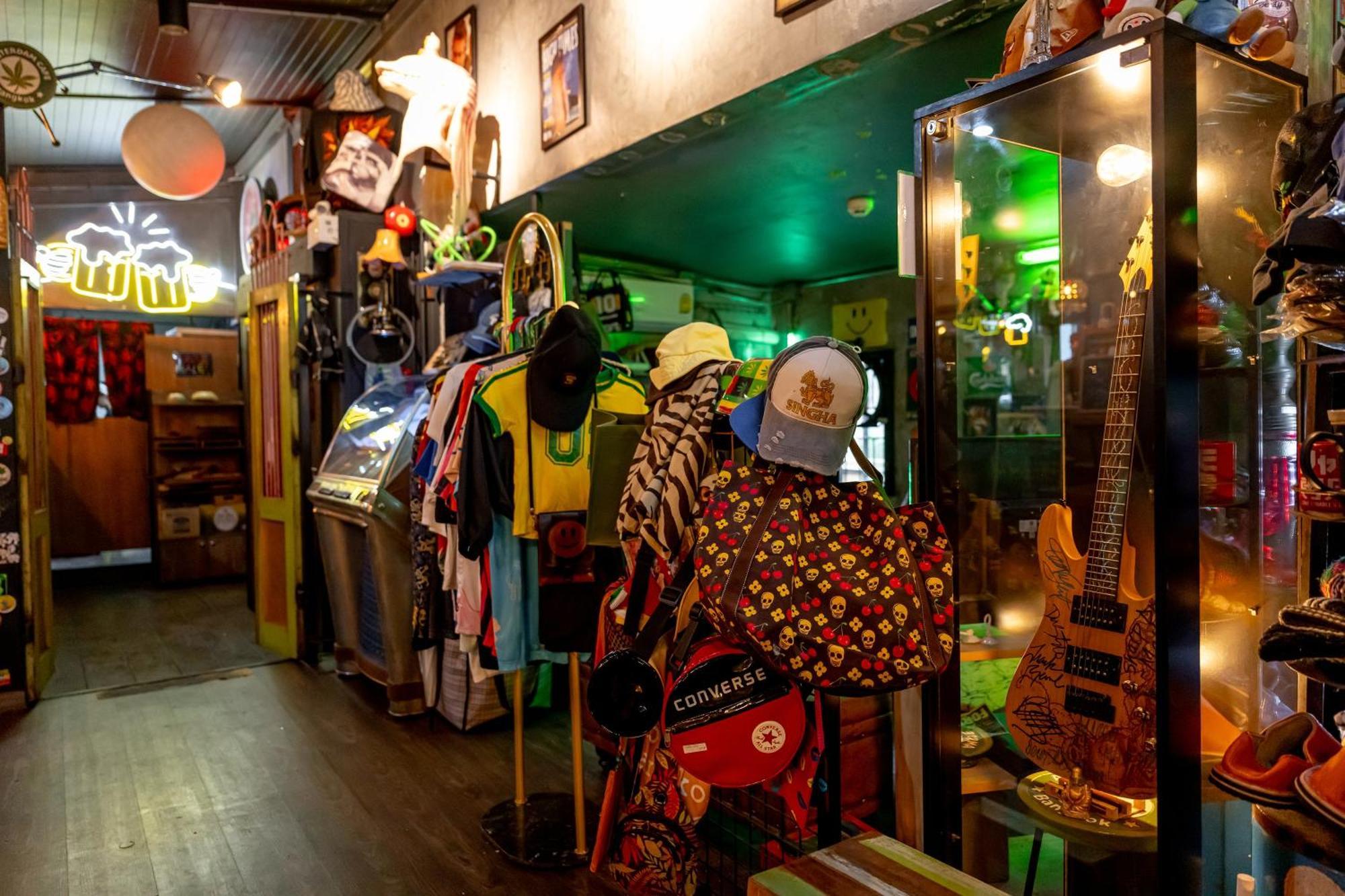 Vibes Hostel Банкок Екстериор снимка