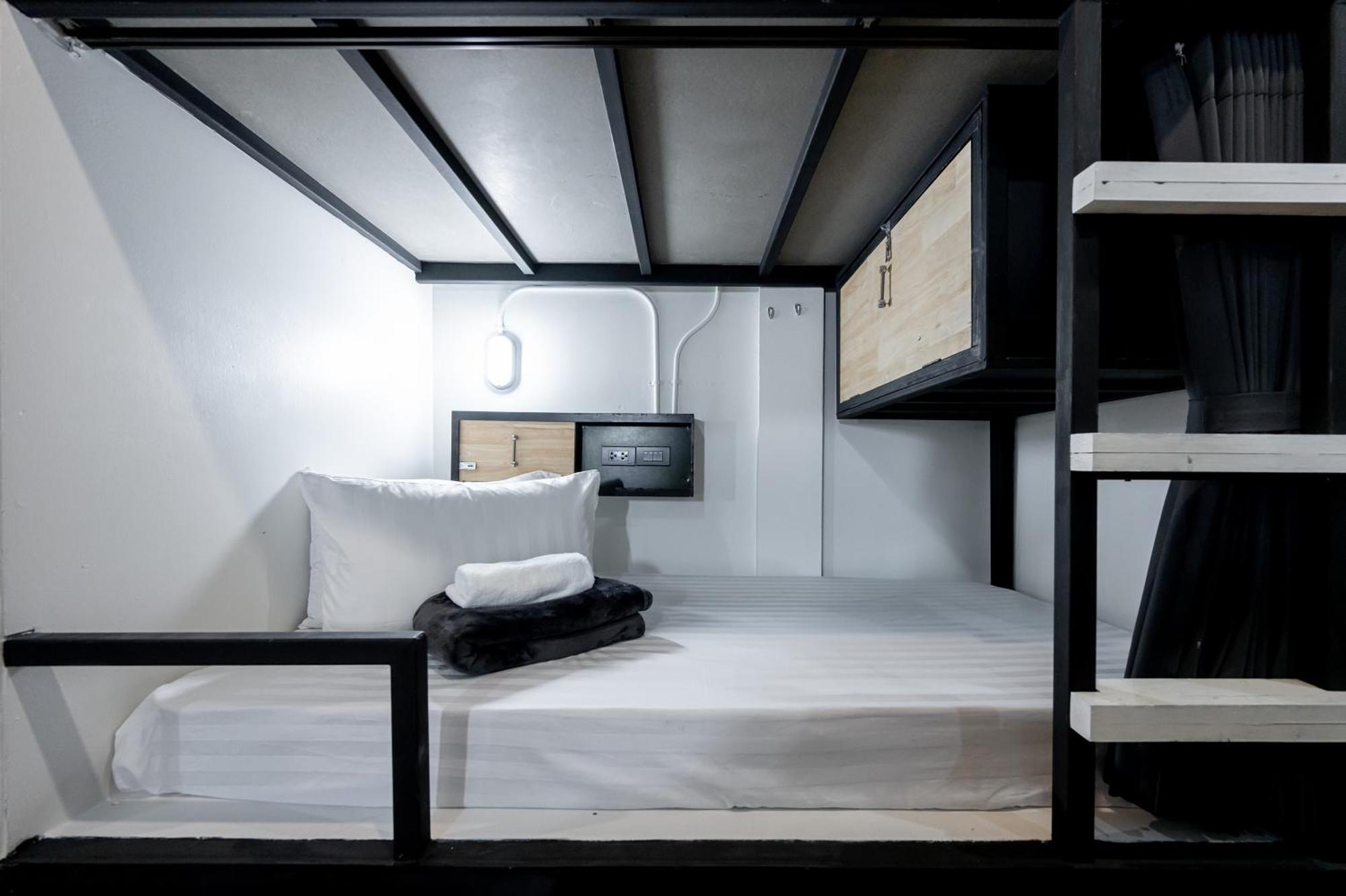 Vibes Hostel Банкок Екстериор снимка