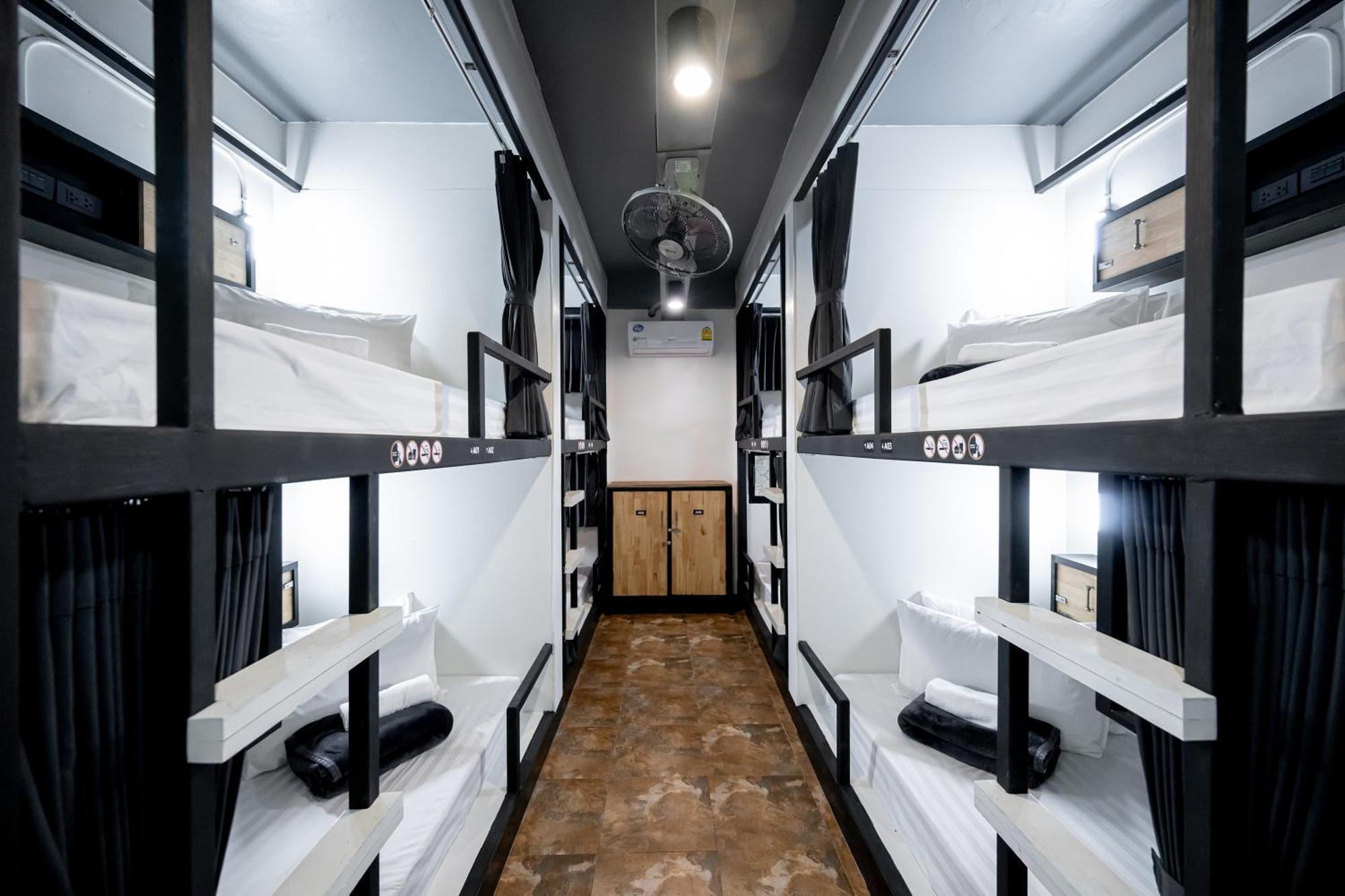 Vibes Hostel Банкок Екстериор снимка