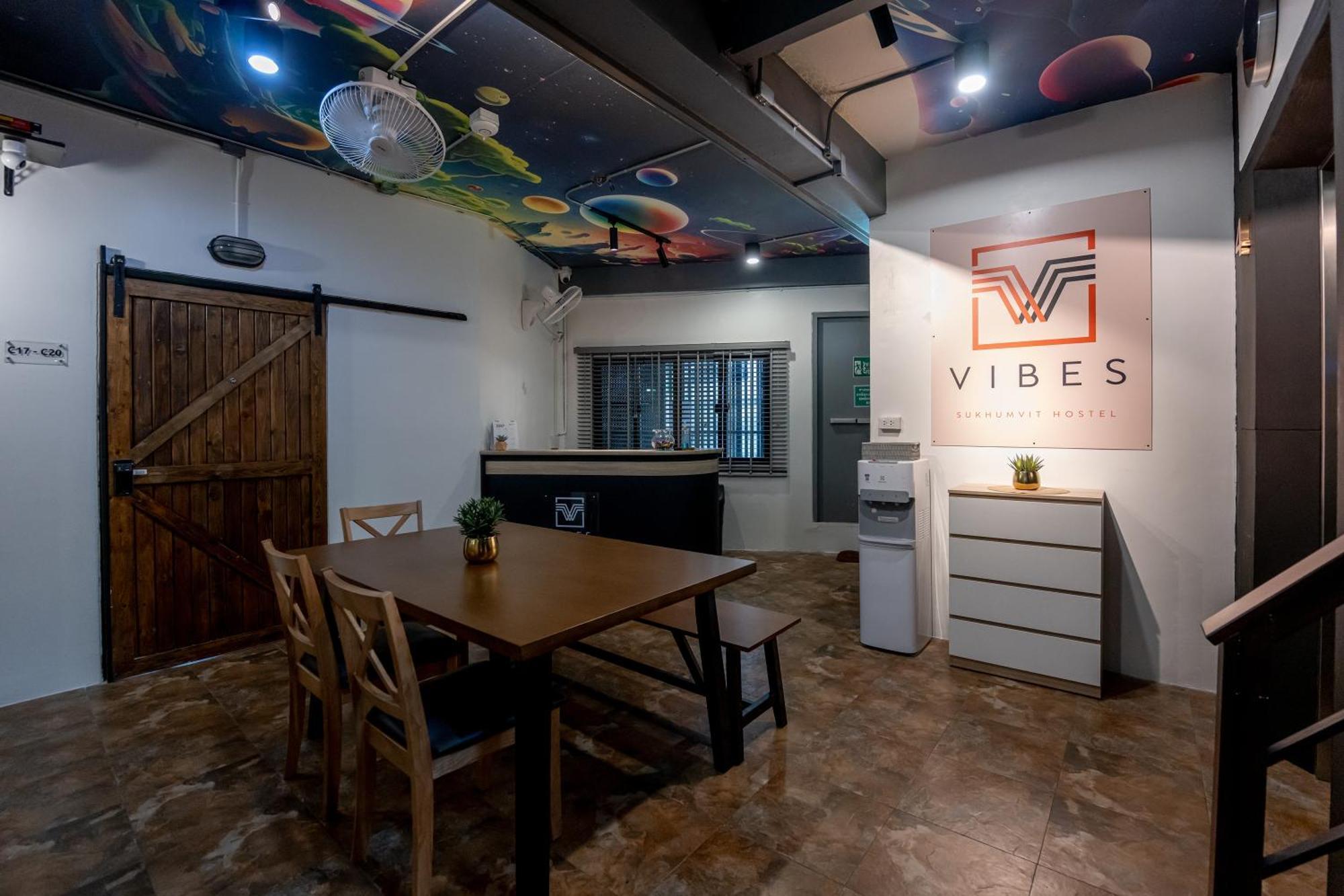 Vibes Hostel Банкок Екстериор снимка
