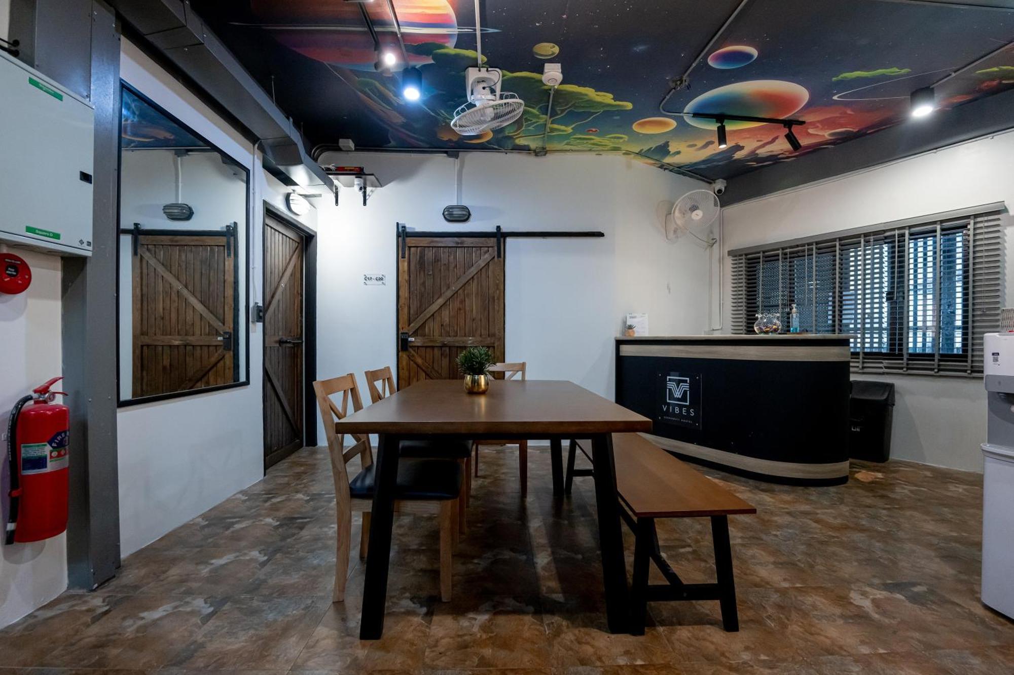 Vibes Hostel Банкок Екстериор снимка