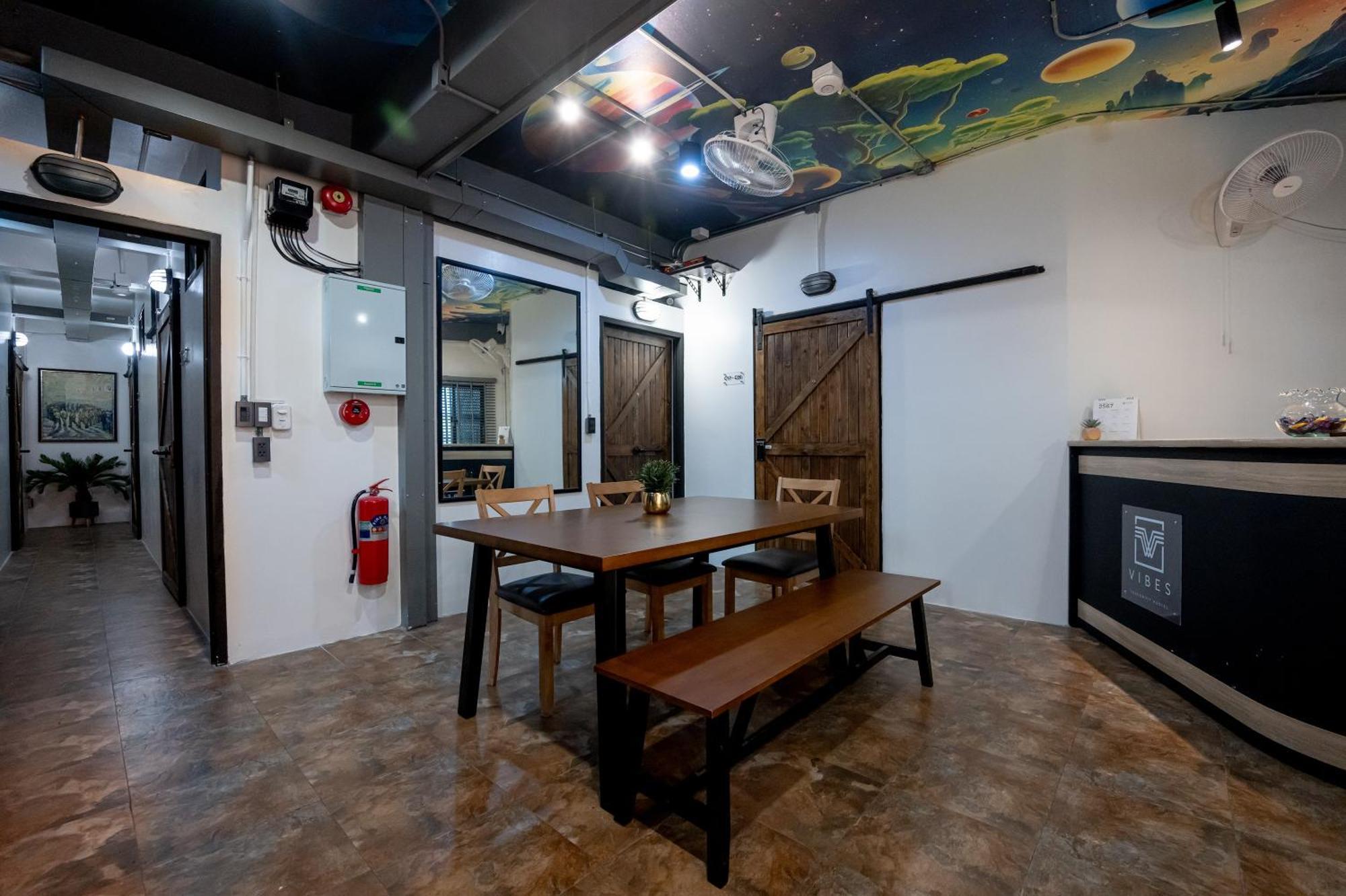 Vibes Hostel Банкок Екстериор снимка