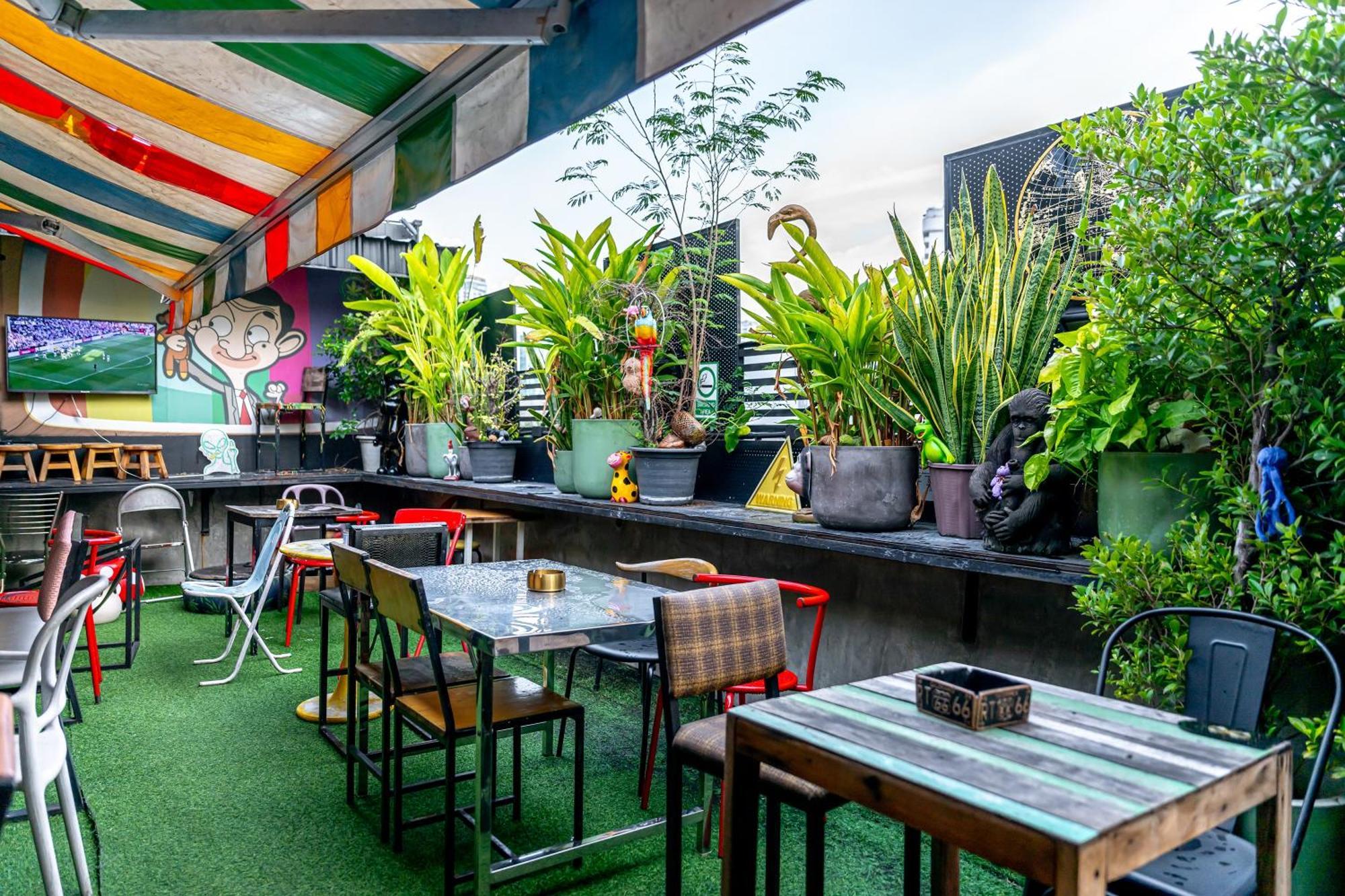 Vibes Hostel Банкок Екстериор снимка