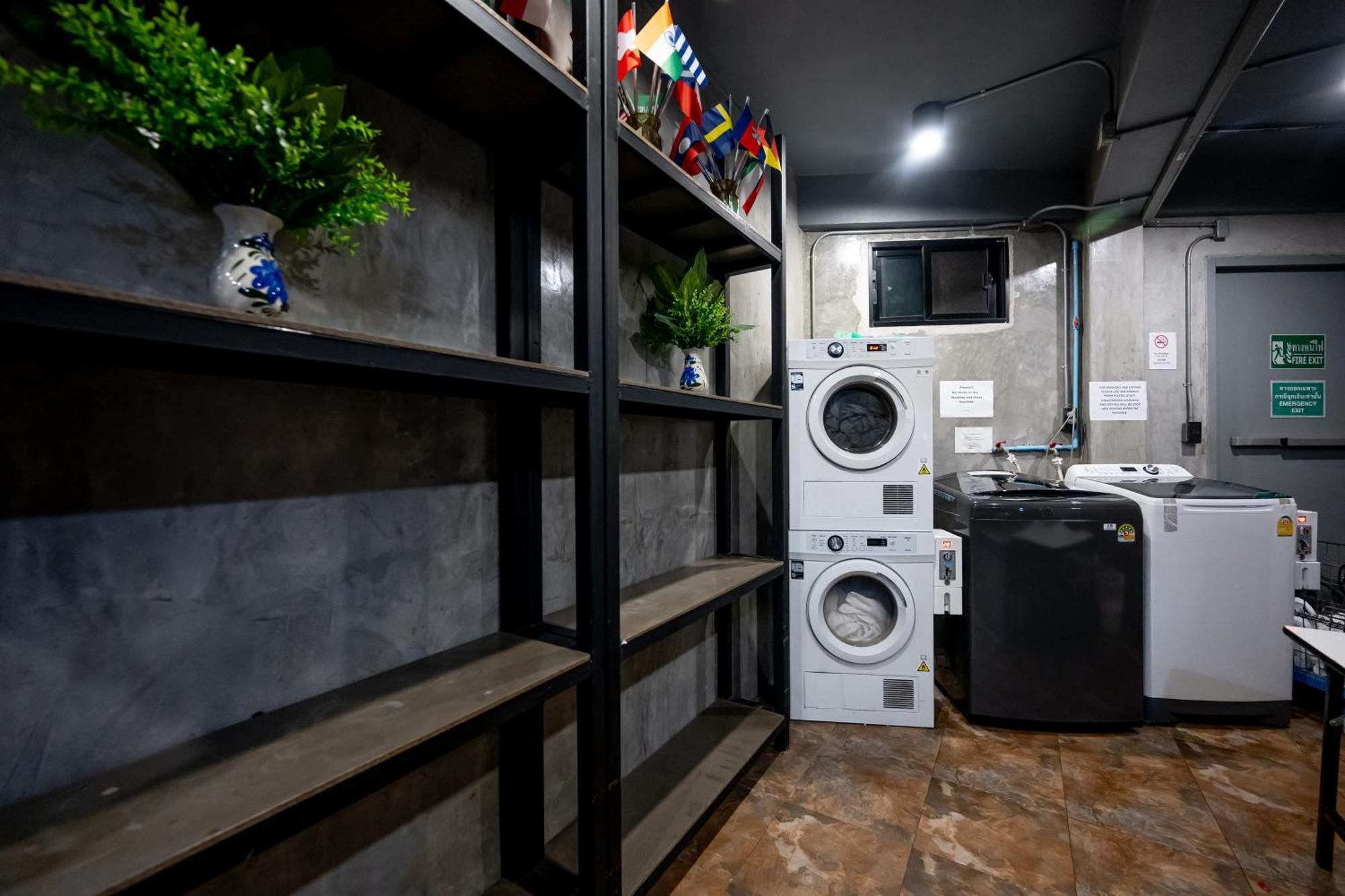 Vibes Hostel Банкок Екстериор снимка