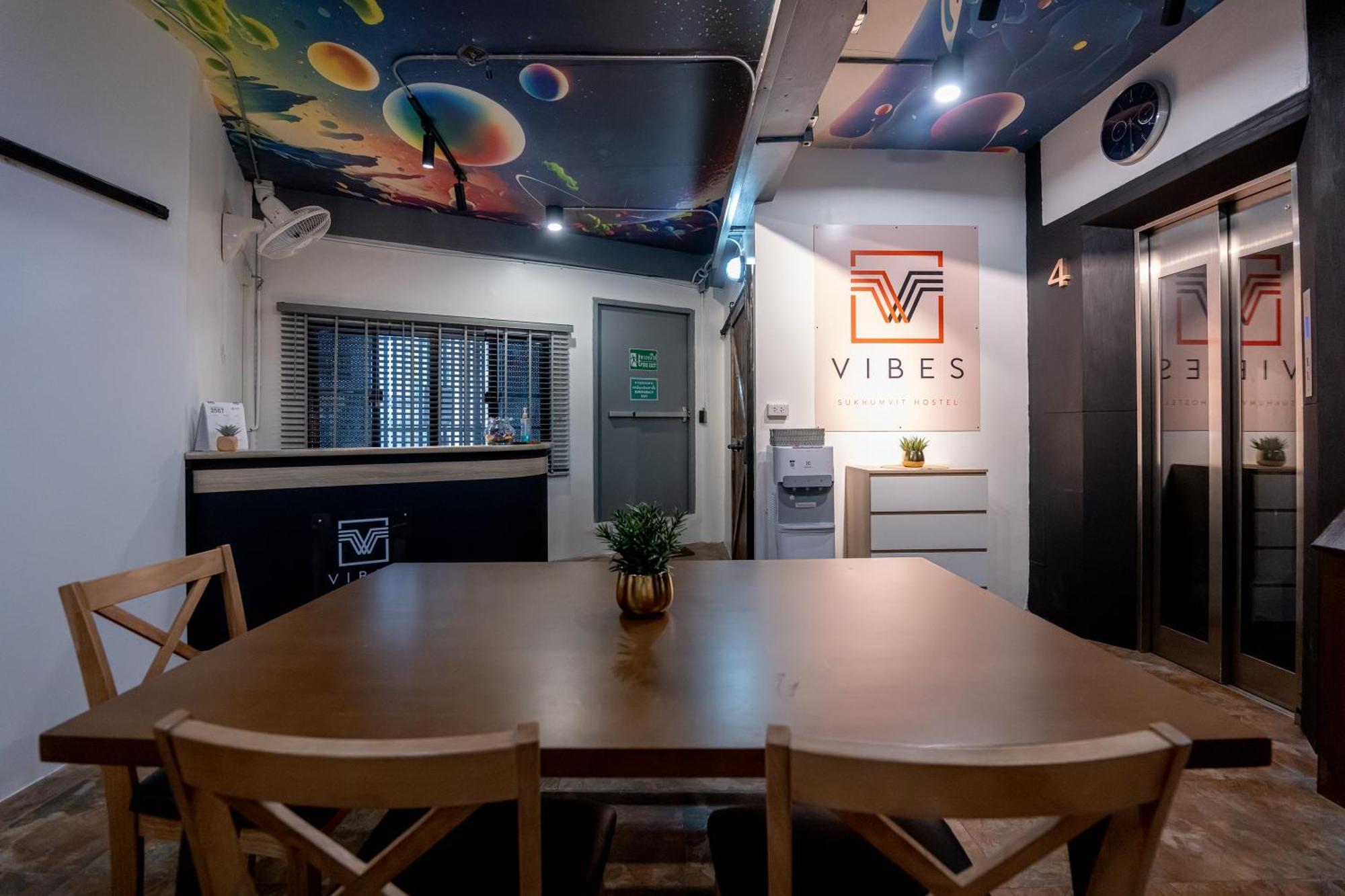 Vibes Hostel Банкок Екстериор снимка
