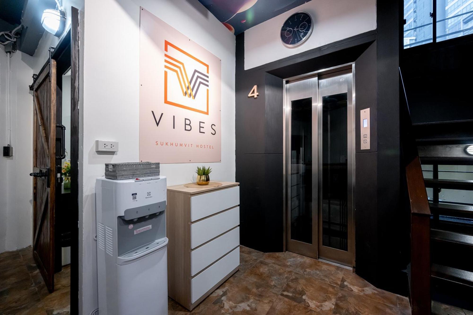 Vibes Hostel Банкок Екстериор снимка